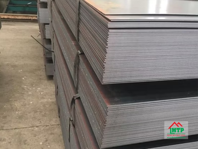Thép tấm 2mm có độ dày 2mm, dùng để làm ván khuôn, máng trượt,...