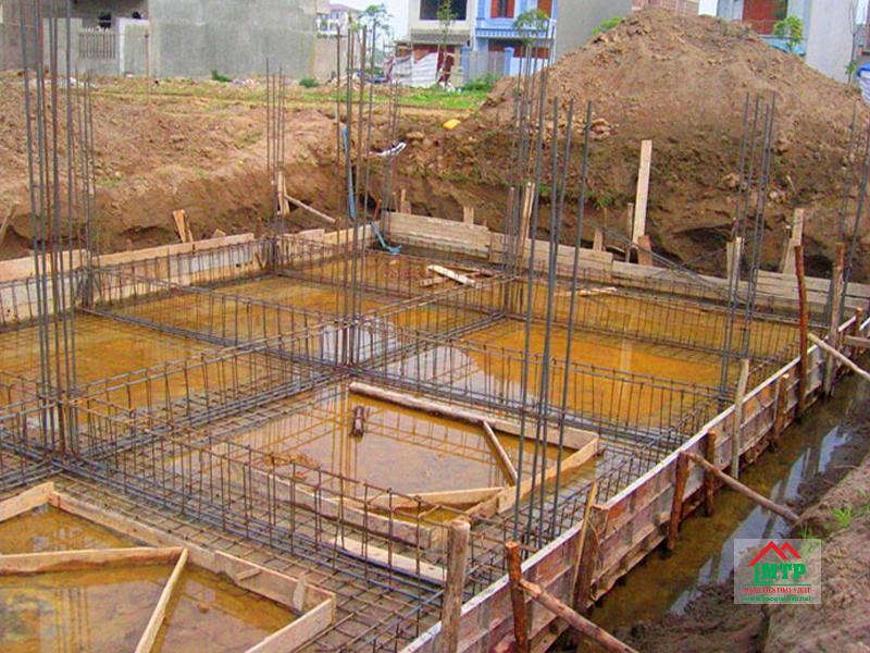 Khi xây dựng móng nhà phố 2 tầng, có thể chọn thép thanh vằn phi 16, mác CB400-V là phù hợp