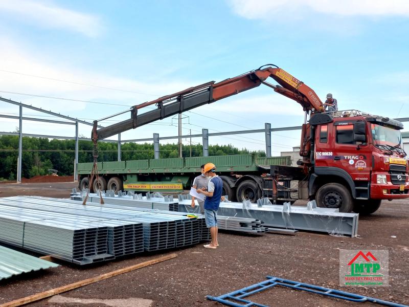 Tôn Thép MTP có hỗ trợ vận chuyển tận nơi, bốc xếp xà gồ nhanh bằng máy móc chuyên dụng