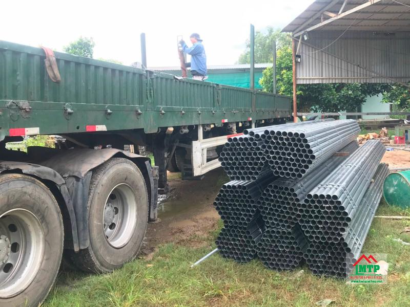 Tôn Thép MTP vận chuyển 1000 cây thép ống phi 27 đến tận xưởng cơ khí tại Đồng Nai