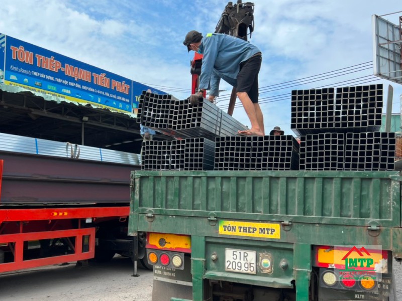 Tôn Thép MTP cung cấp thép hộp vuông giá tốt, hàng chính hãng, có vận chuyển tận nơi