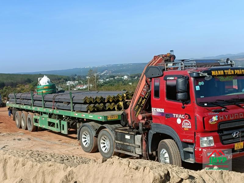 Tôn Thép MTP hỗ trợ vận chuyển thép V tận công trình, giá tốt, đảm bảo tiến độ công trình