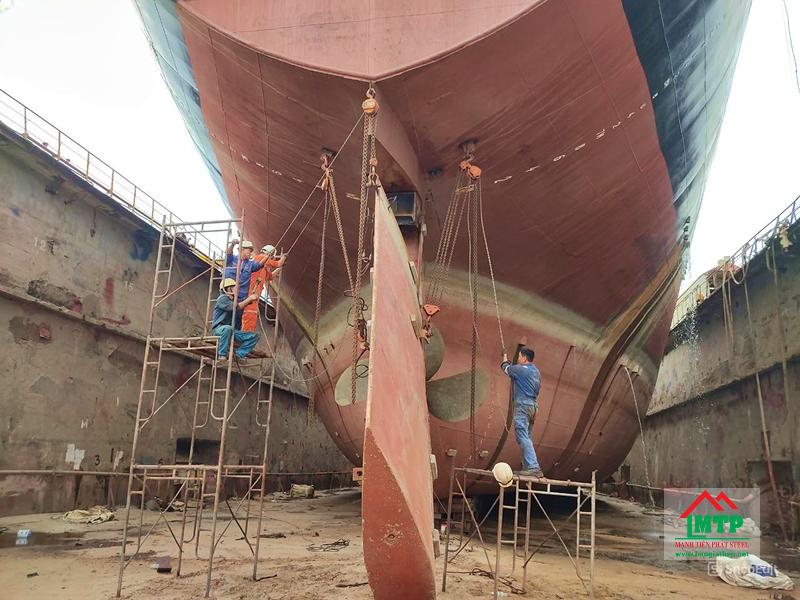 Chọn thép tấm chịu mài mòn, cường độ cao như AH36 để đóng thuyền, đảm bảo an toàn và độ bền khi sử dụng