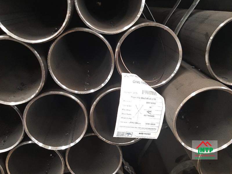 Ống thép phi 114 có đường kính ngoài 113.5mm, là ống thép có kích thước trung bình, chịu lực tốt, ứng dụng đa dạng