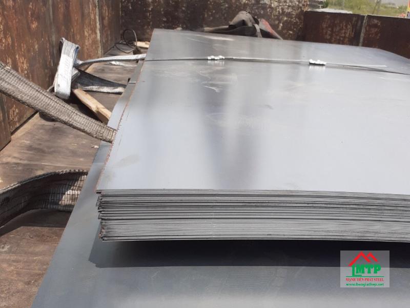 Thép tấm cán nguội có độ chính xác cao hơn thép cán nóng, bề mặt nhẵn mịn