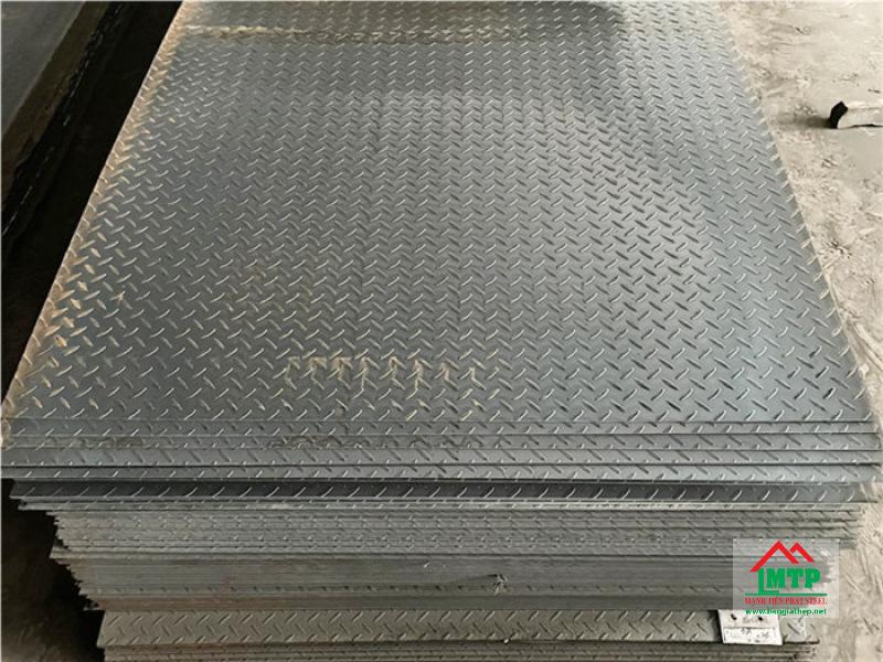 Bề mặt thép tấm gân có các hoa văn để tăng ma sát, chống trơn trượt