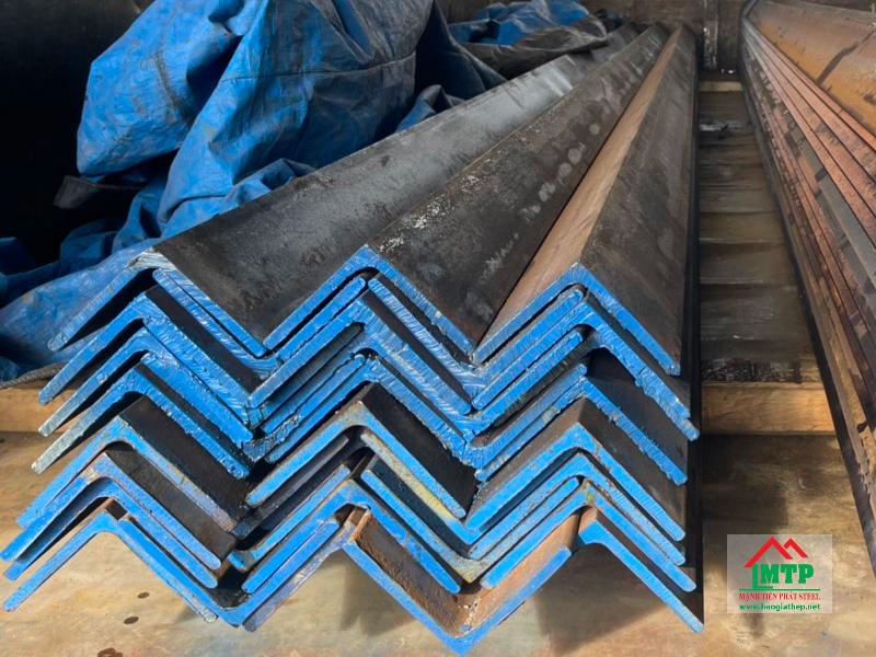 Thép V là loại thép có mặt cắt hình chữ V, kích thước hai cạnh đều nhau