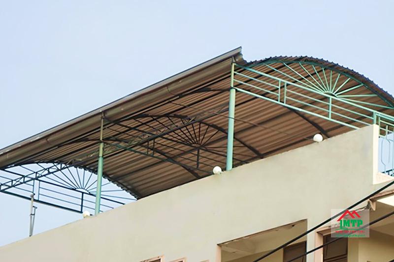 Sử dụng thép ống phi 114 làm khung lợp mái tôn sân thượng