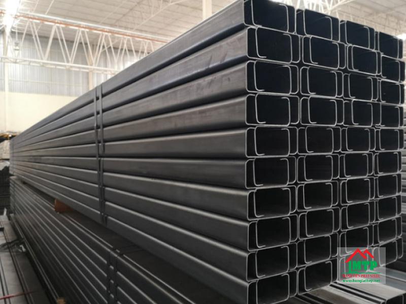 Xà gồ C đen là gia công từ thép carbon không mạ nên dễ rỉ sét, giá rẻ