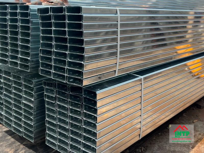 Xà gồ thép C mạ kẽm chống ăn mòn tốt, bền trong môi trường ẩm ướt nên sử dụng tốt cho nhiều công trình