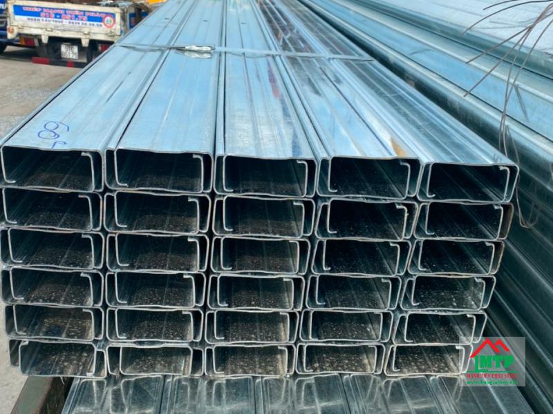 Xà gồ C100 thường dùng trong xáy dựng dân dụng vì kích thước nhỏ, dễ gia công, chịu lực tốt