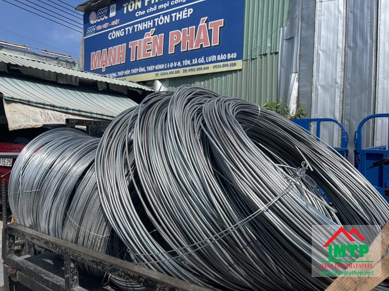 Giao hàng 2 tấn thép cuộn cho công trình xây dựng cầu Đại Ngãi, huyện Long Phú, tỉnh Sóc Trăng.