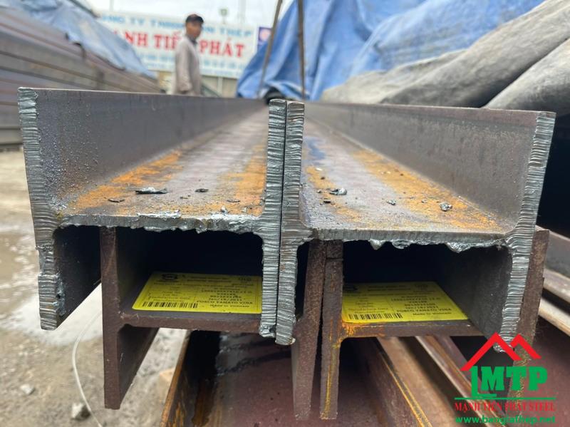 Thép hình H có hình dạng cân đều 2 cạnh như chữ H in hoa