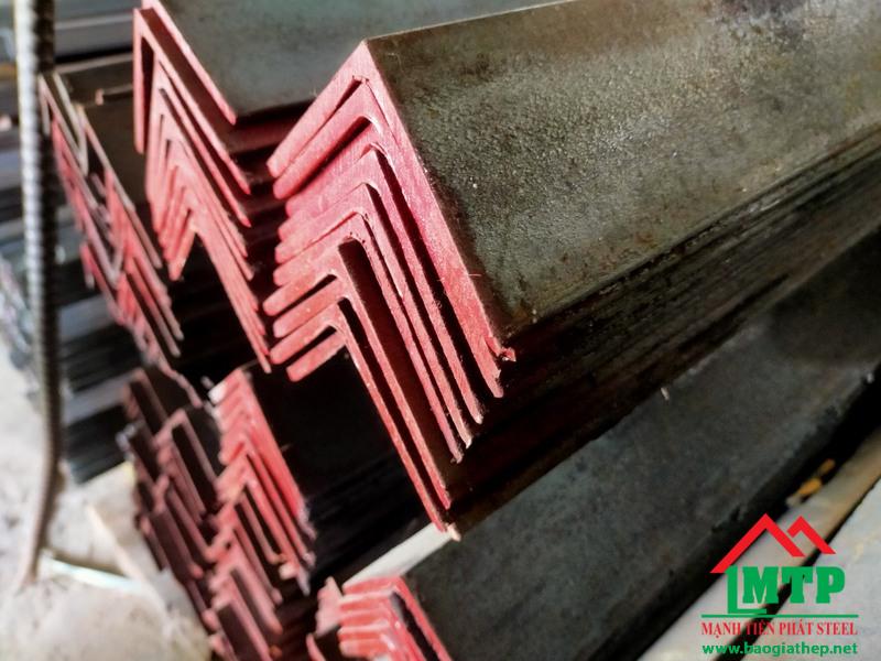 Thép V đen có màu nguyên bản đen hoặc xanh đen