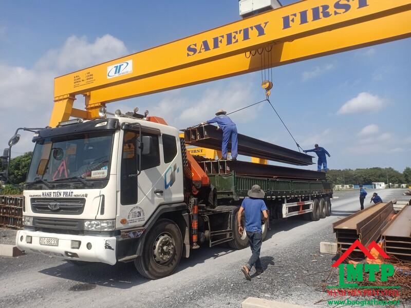 Đội ngũ xe cẩu tải chuyển thép H tới công trình tại HCM, miền Nam