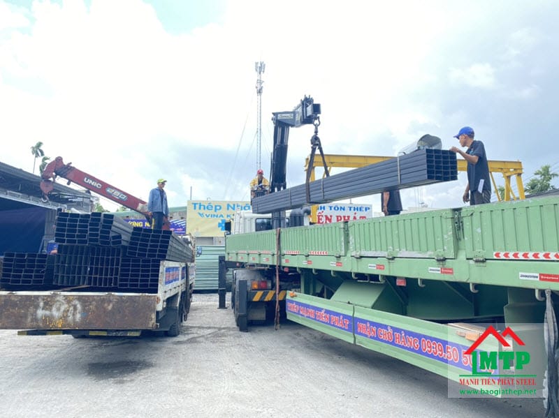 Cung cấp 2 tấn thép hộp vuông mạ kẽm cho dự án làm khung kệ trưng bày sản phẩm tại trung tâm thương mại Vincom Center Landmark 81.