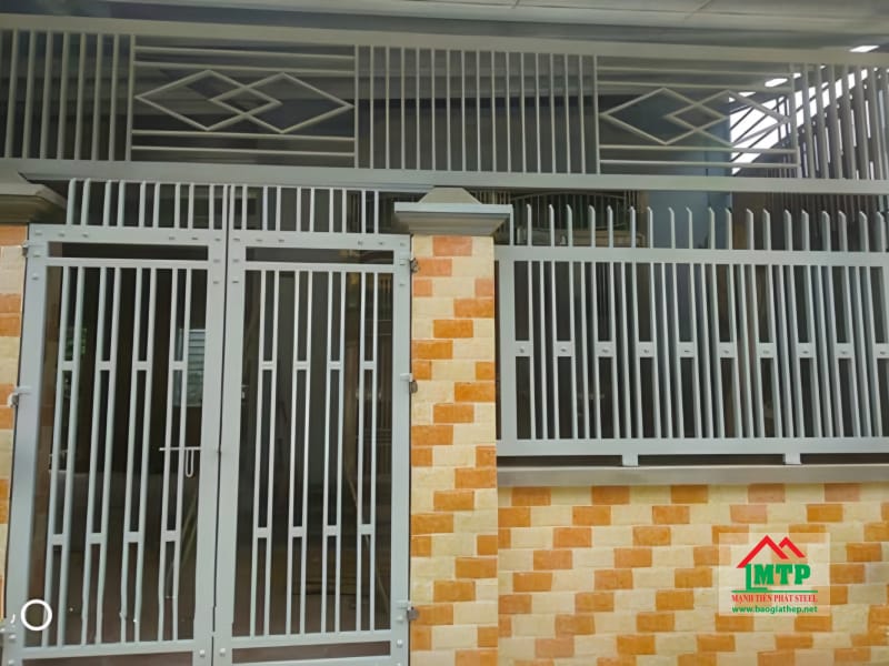 Thép hộp đen Phú Xuân Việt được sơn tĩnh điện và gia công thành hàng rào, cổng nhà