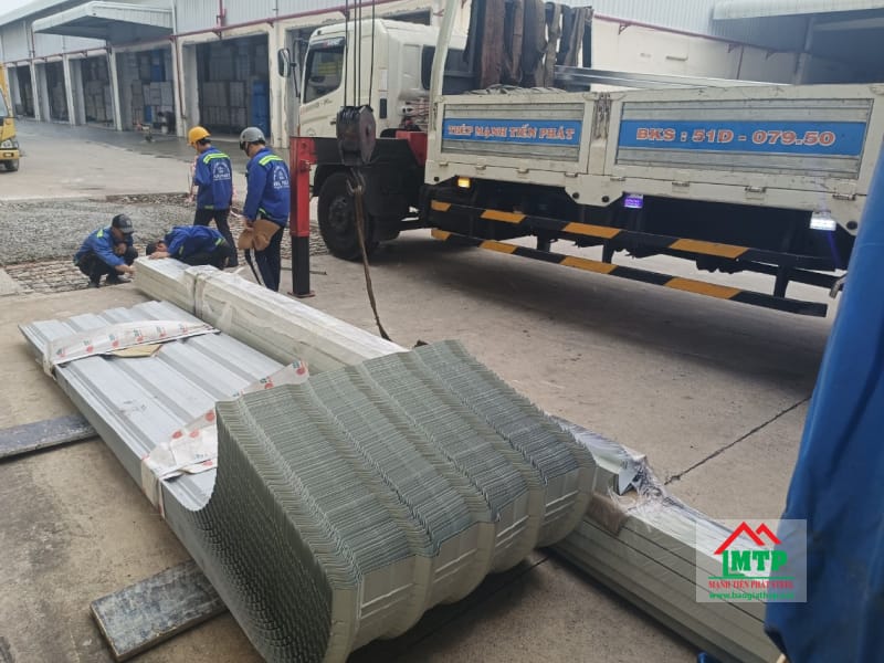Giao 50 tấm tôn vòm Hoa Sen cho công trình sửa chữa nhà xưởng khu công nghiệp Tân Bình