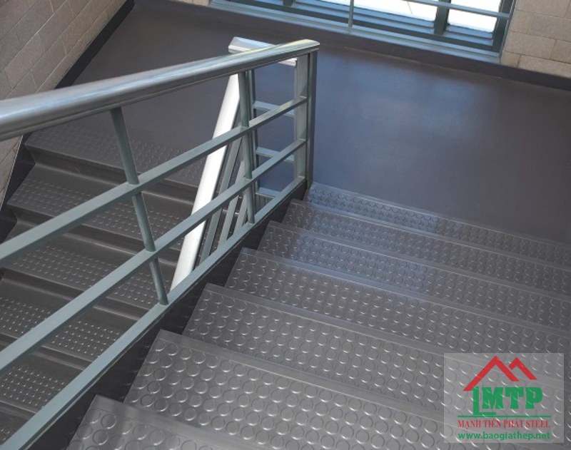 Sử dụng thép gân chống trượt để gia công bề mặt cầu thang