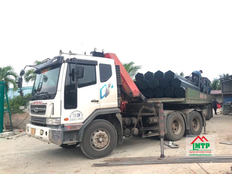 Xe tải chuyên dụng của Tôn Thép MTP hỗ trợ vận chuyển ống thép carbon tận nơi