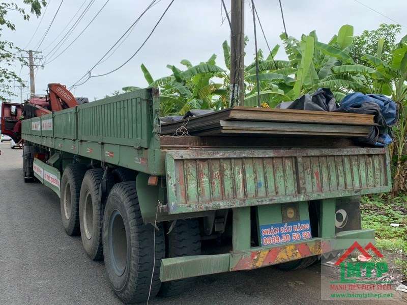 Tôn Thép MTP vận chuyển tấm thép Everhard tới công trình