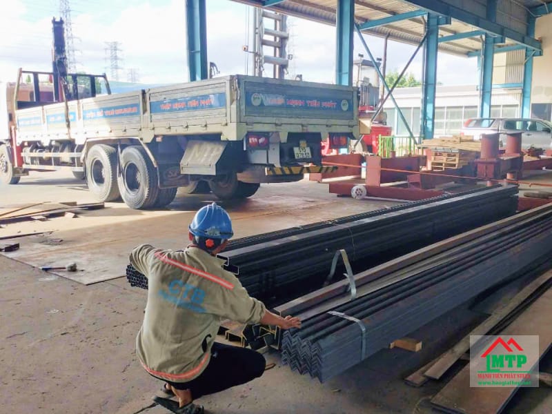 Giao 100 cây thép hình V và U Posco cho công ty cơ khí tại Bà Rịa Vũng Tàu