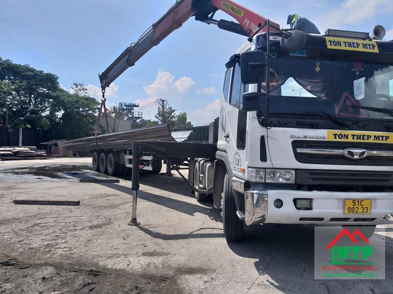 Giao 50 tấm tôn kẽm Sóng Thần đến công trình nhà xưởng may mặc tại KCN Trảng Bàng, Tây Ninh.