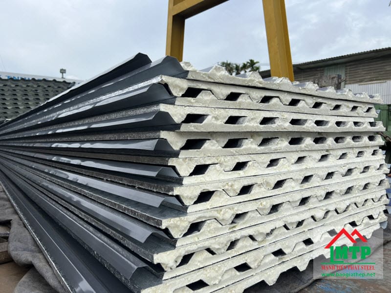 Tôn cách nhiệt Sòng Thần có lớp xốp khá dày dặn