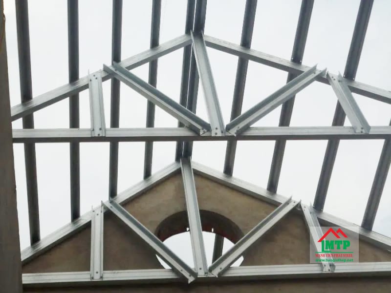 Ứng dụng thép U Đại Việt Làm khung chịu lực kết cấu mái nhà ở dân dụng 