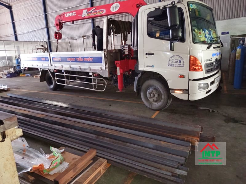 Giao 2 tấn thép hình V và U Đại Việt cho công ty Vạn Đồng Phát ở Trảng Dài, Biên Hoà, Đồng Nai