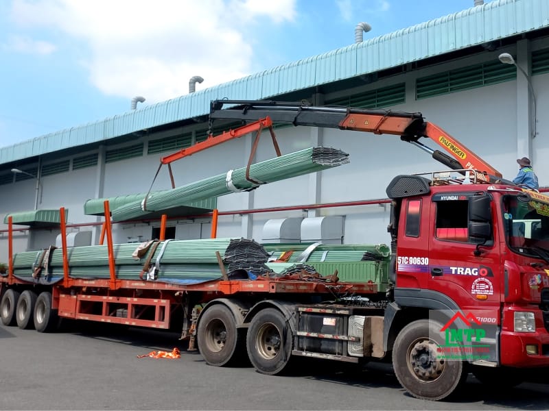 Giao 60 tấm tôn PE Hòa Phát lợp mái nhà xưởng ở Củ Chi