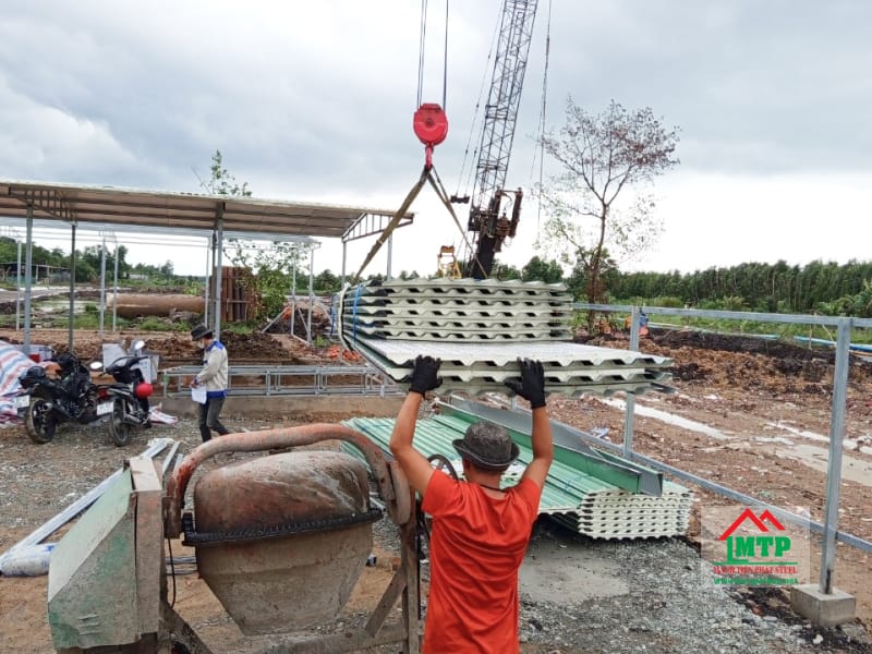 Cung cấp 50 tấm tôn PU Trung Quốc cho công trình nhà tiền chế đường Thích Thiện Hòa, Bình Chánh