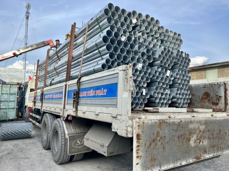 Phân phối 2 tấn ống thép đen Hoa Sen cho dự án kết cấu thép nhà xưởng của công ty Đại Việt, Bình Dương.