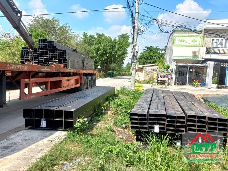 Vận chuyển 5 tấn thép hộp mạ kẽm Sunco cho dự án xây dựng hệ thống kè chắn sóng tại khu vực biển Cần Giờ, TP.HCM.