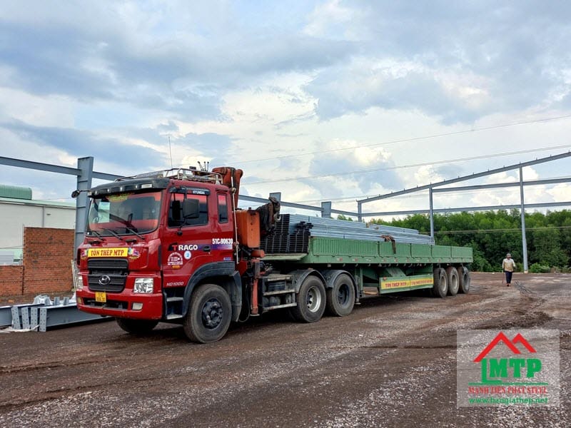 Vận chuyển 15 tấn thép hộp vuông mạ kẽm Nguyễn Minh cho hệ thống hàng rào bảo vệ khu công nghiệp tại Hải Phòng.