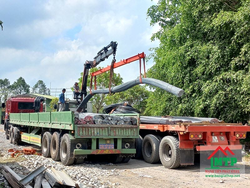 Giao 5 tấn thép vằn Tú Sơn cho dự án xây dựng cầu vượt Ngã Tư Sở, Hà Nội.