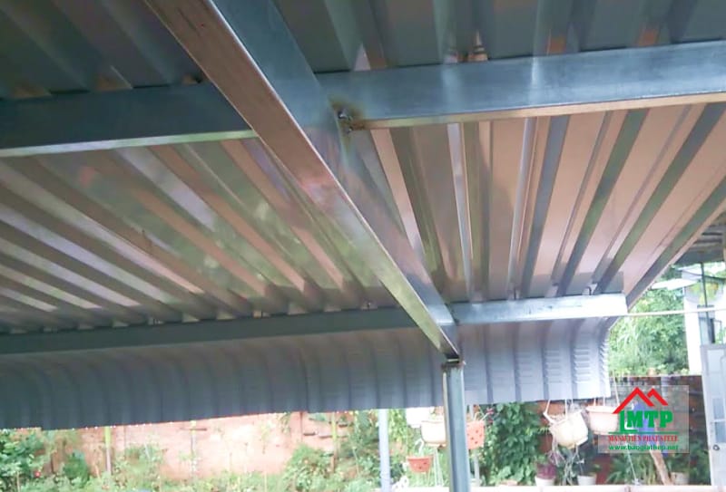 Thép hộp chữ nhật Nhật Quang làm khung lợp mái hiên
