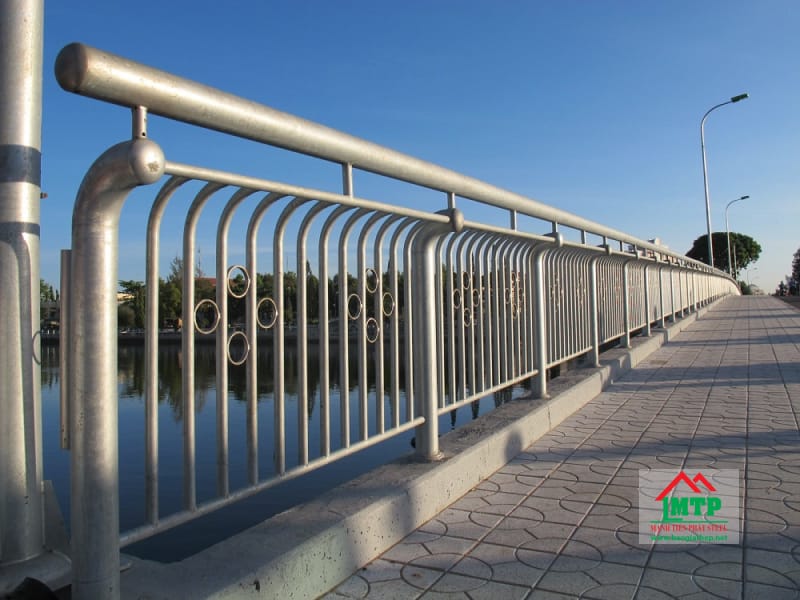 Lan can cầu làm từ thép ống mạ kẽm Sendo Việt Nhật