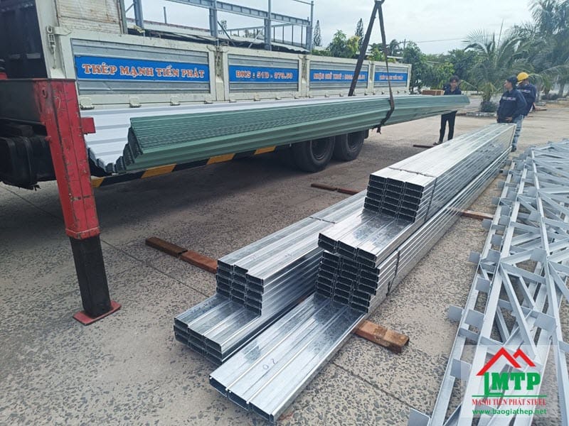 Giao 500 tấm tôn Hàn Quốc cho nhà máy sản xuất ô tô Vinfast tại quận Gò Vấp, TPHCM.