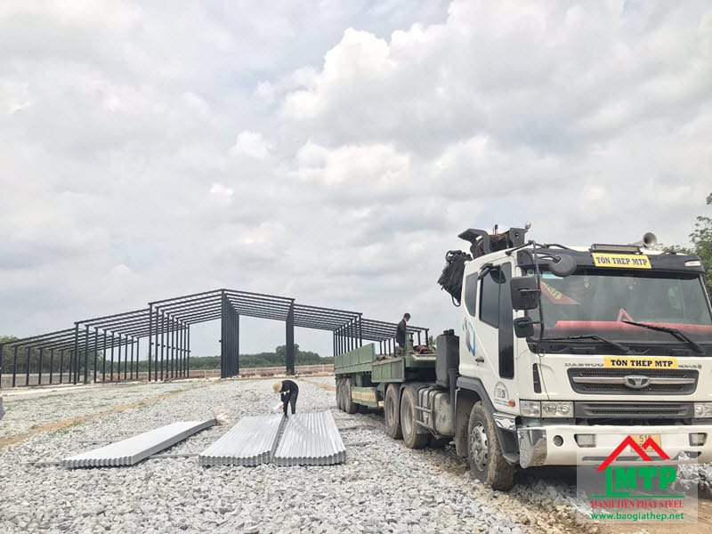 Giao 300 tấm tôn cách nhiệt Vitek đến dự án khu biệt thự ven biển tại Vũng Tàu.