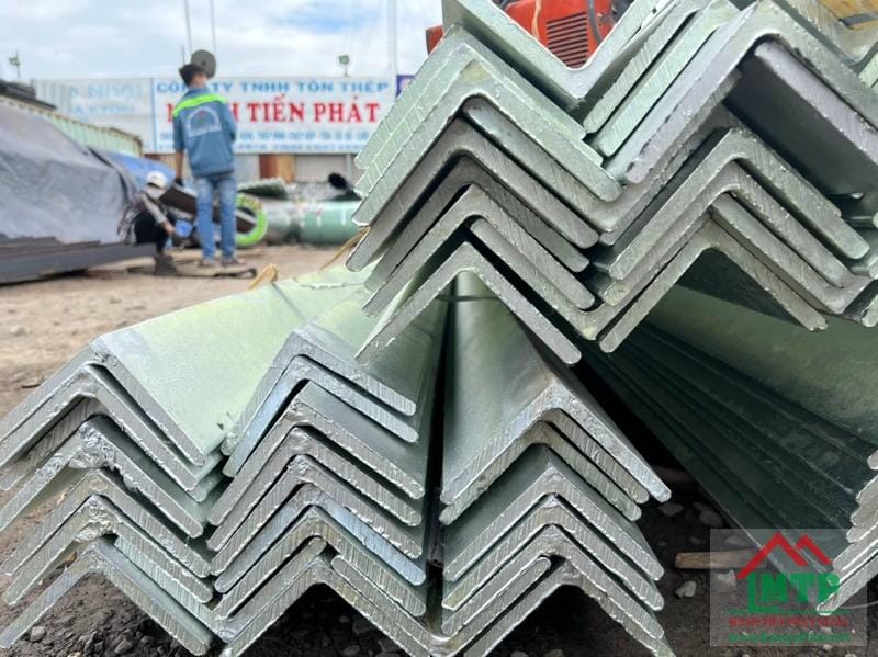 Sắt hình V VinaOne thường có kích thước không quá lớn, dễ gia công