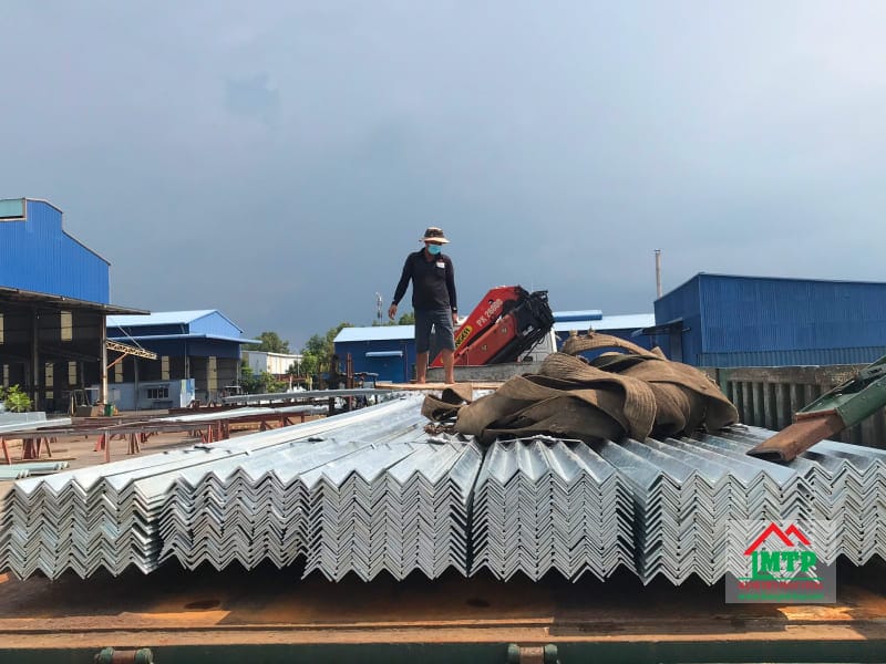 Giao 100 cây thép V mạ kẽm Quang Thắng cho công trình xây dựng nhà xưởng ở Hóc Môn