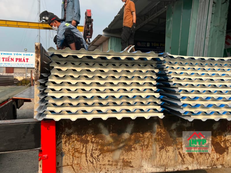 Giao 35 tấm tôn cách nhiệt PU Việt Mỹ để lợp mái biệt thự tại Cần Giờ