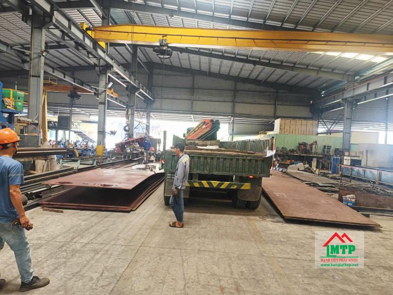 Vận chuyển 150 tấm thép tấm Posco Vina SM490 cho khung nhà xưởng tại khu công nghiệp Amata