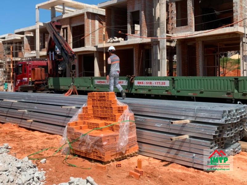 Cần đặt thép hình U120 ở nơi cao ráo, kê thép cách mặt đất để hạn chế rỉ sét