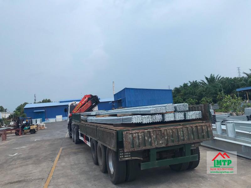 Tôn Thép MTP có hệ thống kho bãi lớn, đảm bảo giao thép V30x30 nhanh chóng, đầy đủ đến công trình