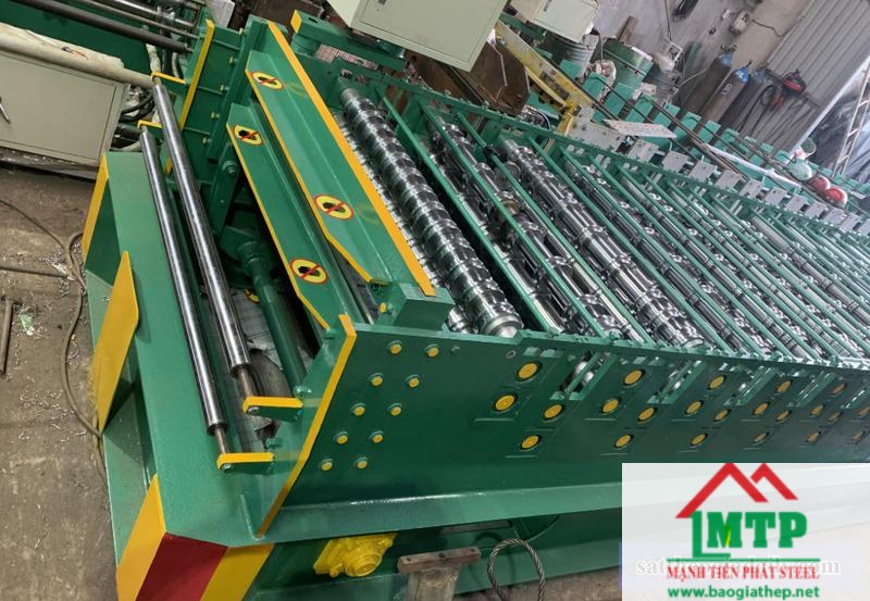Khách hàng có thể thuê máy cán tôn cliplock ngắn hoặc dài hạn