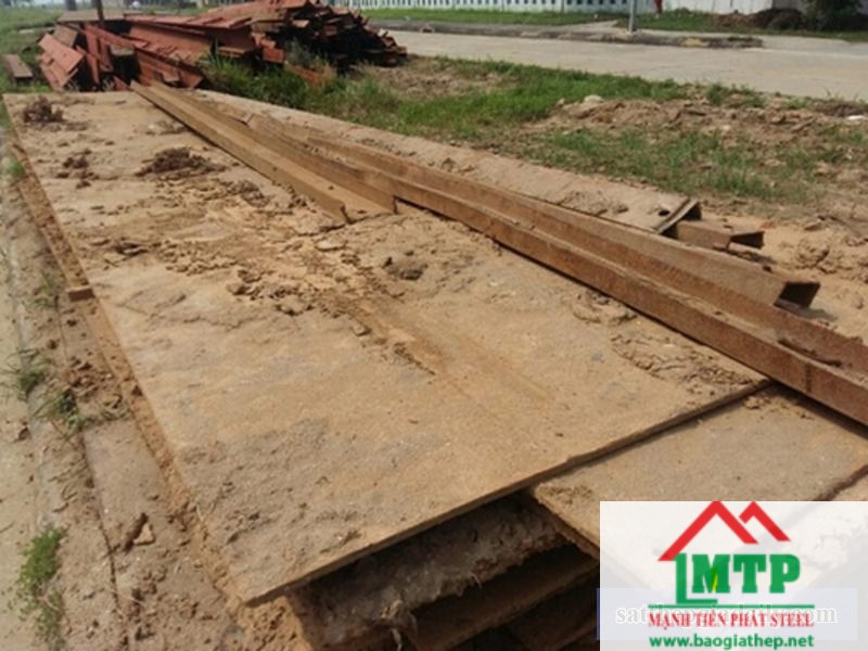 Dùng thép tấm lót đường giúp phương tiện cơ giới dễ di chuyển trong mùa mưa
