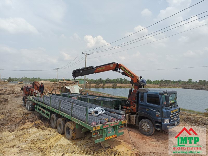 Đội ngũ MTP vận chuyển, bốc xếp sắt phi 28 tận công trình
