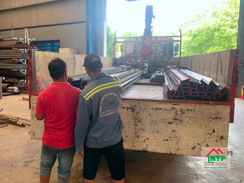Nhân viên của Tôn Thép MTP luôn sẵn sàng hỗ trợ khách kiểm tra, bốc xếp thép U120 tại nơi nhận hàng